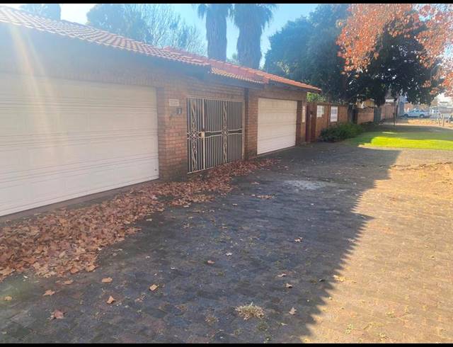 3 BEDROOM TOWNHOUSE FOR SALE IN CLUBVILLE
